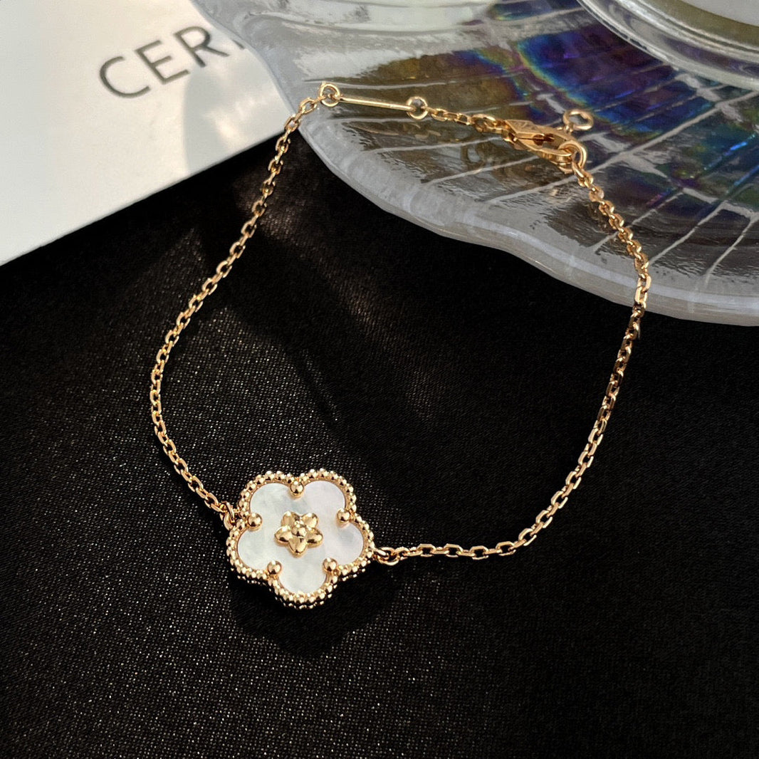 [Luna Brilliance]LUCKY WHITE MOP PLUM BLOSSOM  BRACELET